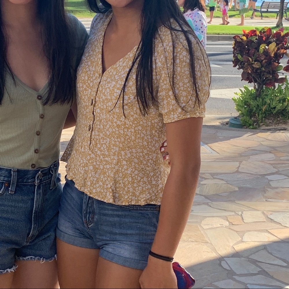 summer yellow top!